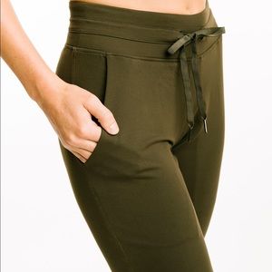 Ascend jogger olive